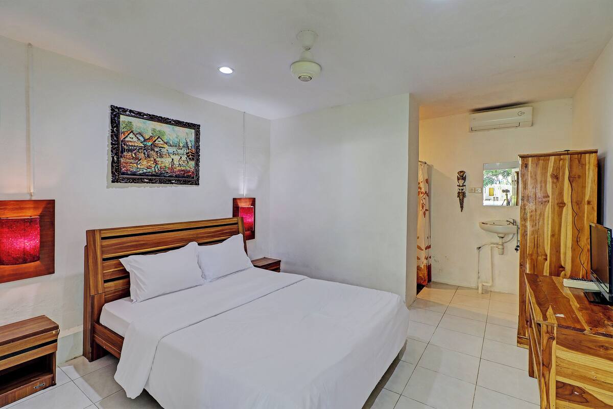 Deluxe Double Room | Desk, laptop workspace, bed sheets