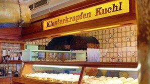 Una vitrina de panadería con un letrero que dice 'Klosterkrappen Kuhl'.