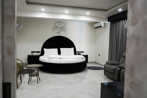 Meadow Suite with Private Balcony | Premium bedding, memory foam beds, minibar, in-room safe - Anand Resort - A luxury Resort Nashik (Nashik)