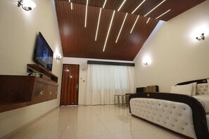 Familie tweepersoonskamer | Luxe beddengoed, bedden met traagschuimmatrassen, een minibar