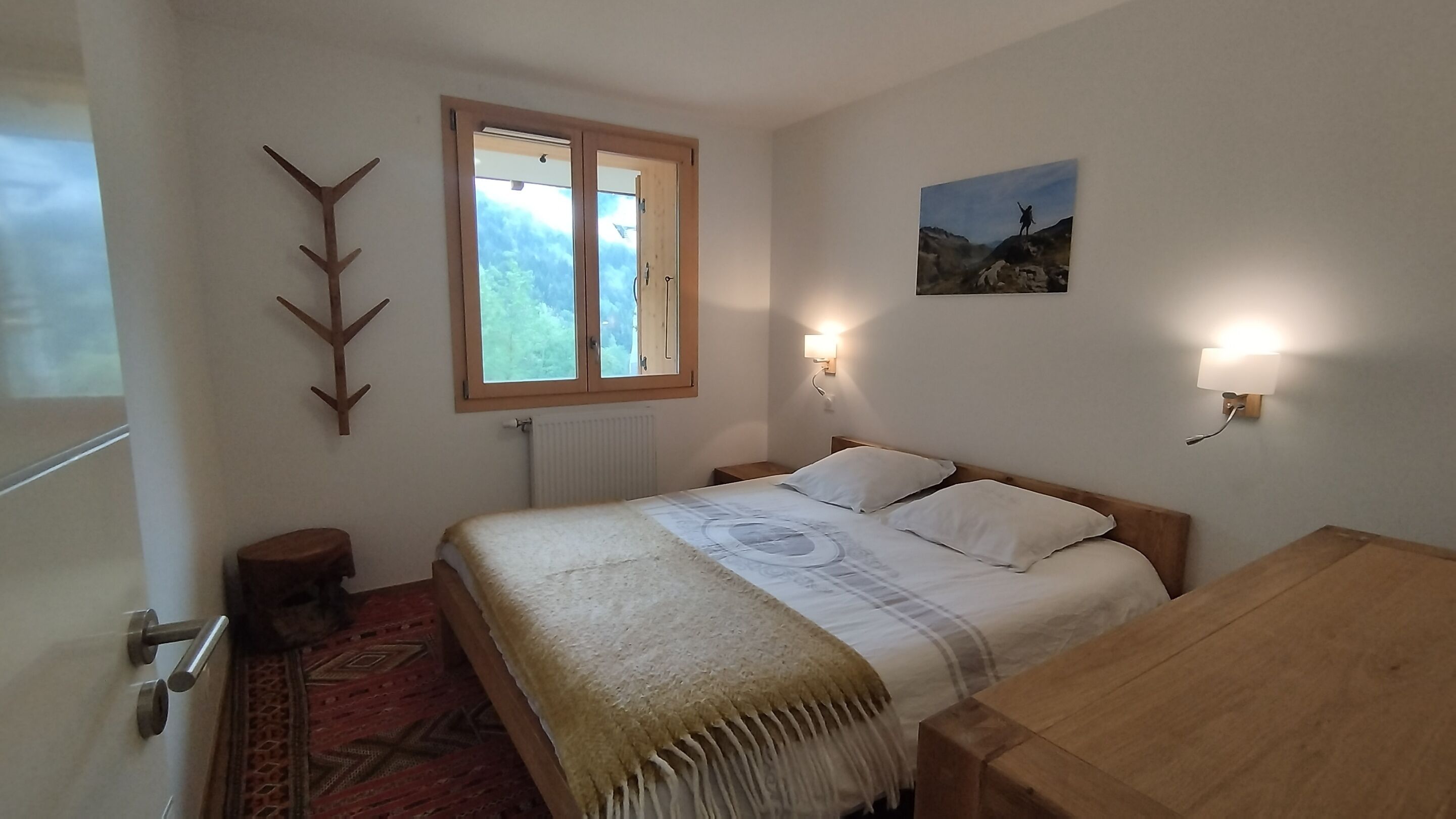 5 bedrooms, desk, iron/ironing board, travel crib