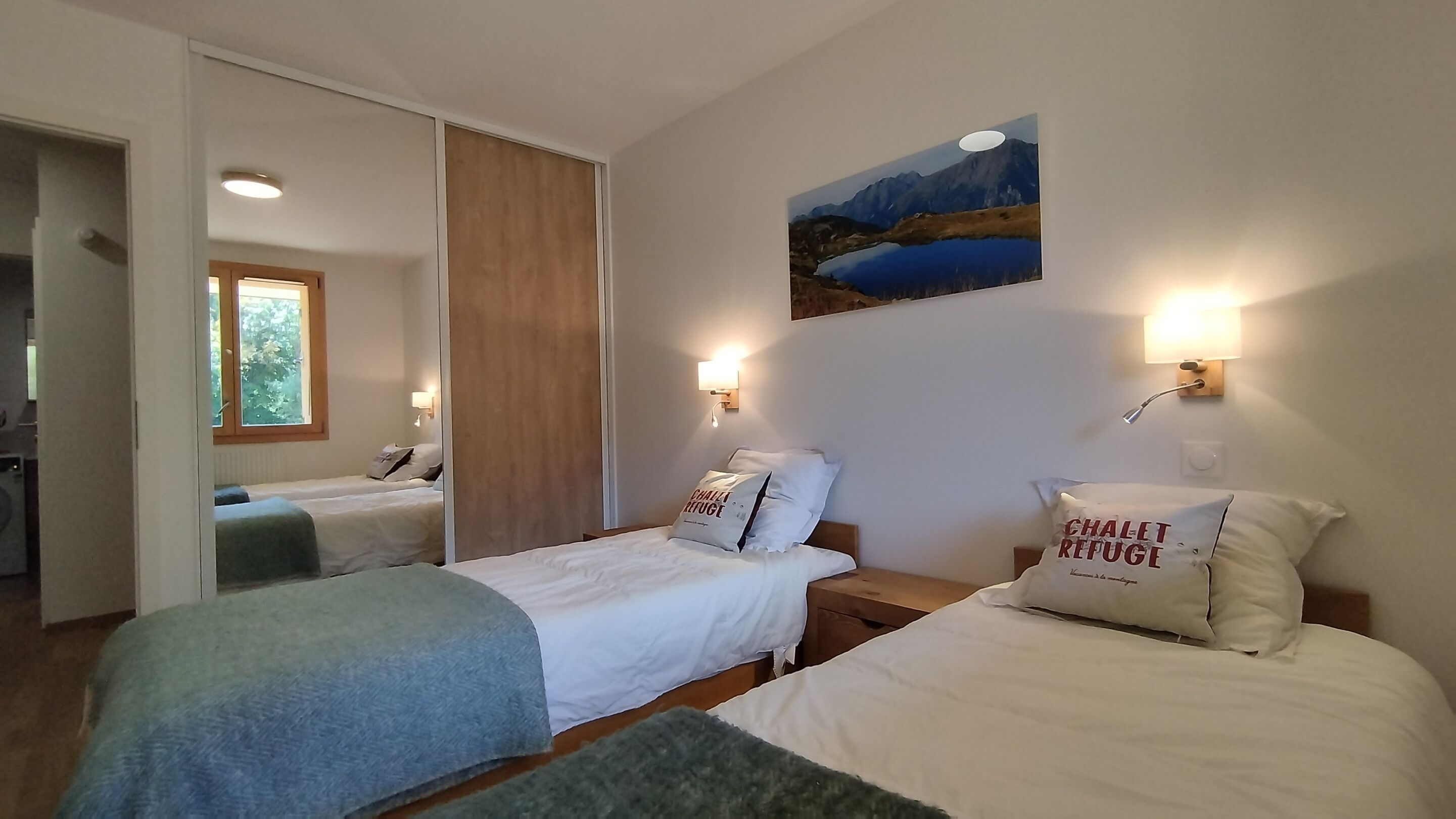 5 soverom, skrivebord, strykejern/-brett og reiseseng for barn