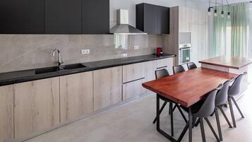 Fridge, oven, stovetop, dishwasher