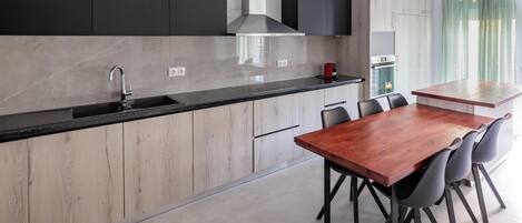 Réfrigérateur, four, plaque de cuisson, lave-vaisselle