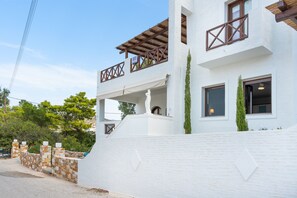 Exterior - Apartment 'Stella's Studio' with Shared Terrace, Wi-Fi and Air Conditioning (Galissas)