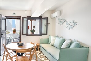 TV - Apartment 'Stella's Studio' with Shared Terrace, Wi-Fi and Air Conditioning (Galissas)