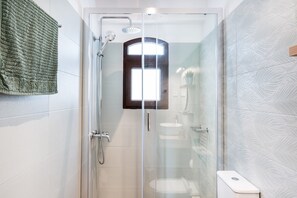 Suihku, hiustenkuivaaja, pyyhkeet