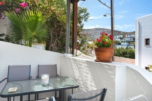 Outdoor dining - Apartment 'Stella's Studio' with Shared Terrace, Wi-Fi and Air Conditioning (Galissas)