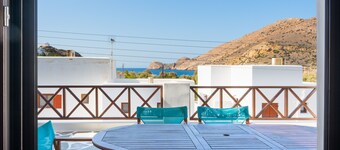 Appartamento 'Dendrinos House' con vista mare, Wi-Fi e aria condizionata