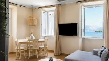 Superior-Suite, 2 Schlafzimmer, Balkon, Meerblick | Wohnbereich