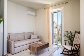 Suite, 1 slaapkamer, balkon, uitzicht op zee | Woonruimte