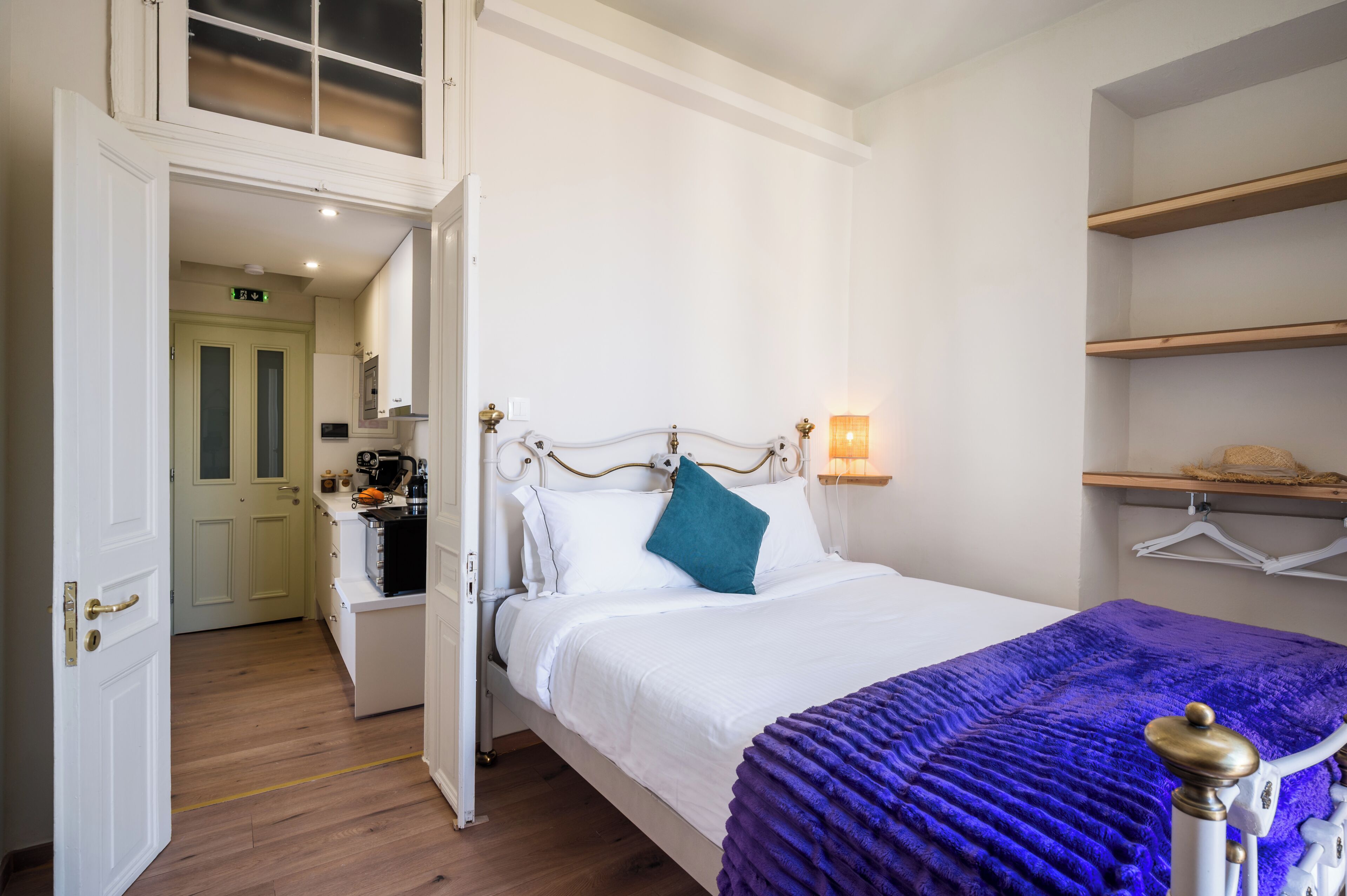 Suite, 1 slaapkamer, balkon, uitzicht op zee | Een kluis op de kamer, een strijkplank/strijkijzer, gratis wifi