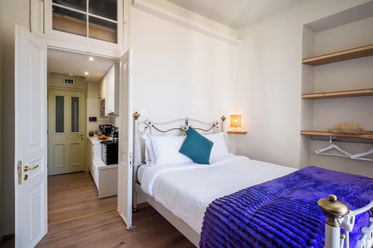 Suite, 1 slaapkamer, balkon, uitzicht op zee | Een kluis op de kamer, een strijkplank/strijkijzer, gratis wifi