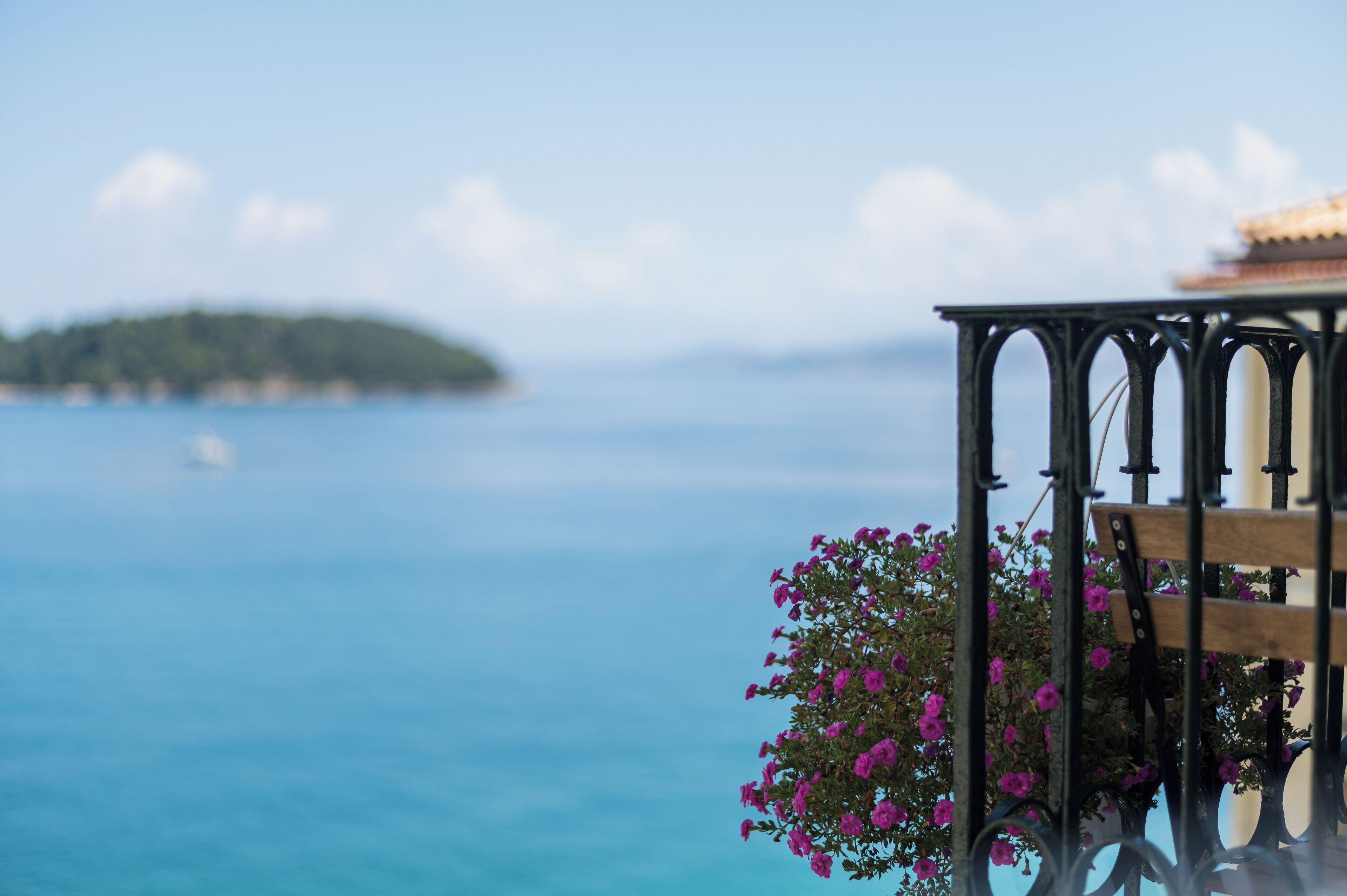 Ein Balkon mit Blick auf das Meer und eine entfernte Insel.