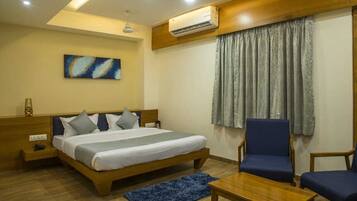 Executive Double Room | Desk, soundproofing, iron/ironing board, free WiFi