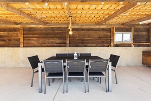 屋外ダイニングエリア