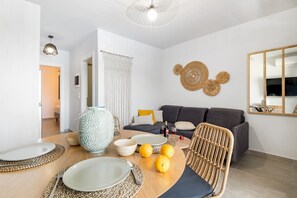 Dining - Studio Apartment 'Oceanida Terpsis Lyxury Suite' with Sea View, Wi-Fi and Air Conditioning (Lefkada)