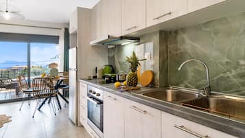 Fridge, oven, stovetop, coffee/tea maker