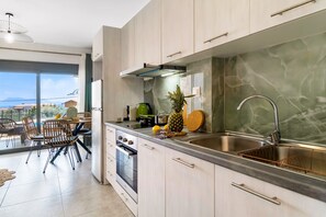 Fridge, oven, stovetop, coffee/tea maker