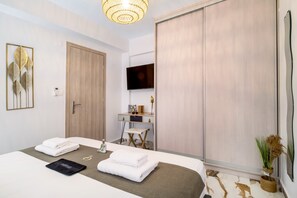 Iron/ironing board, free WiFi, bed sheets