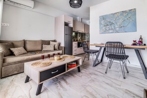 TV - Studio Apartment 'Oceanida Penelope Lyxury Suite' with Sea View, Wi-Fi and Air Conditioning (Lefkada)