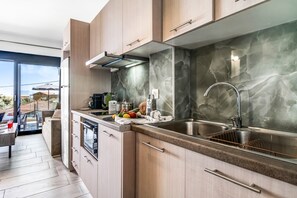 Jääkaappi, uuni, liesi, kahvin-/teenkeitin