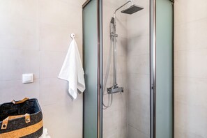 Shower, free toiletries, hair dryer, towels - Studio Apartment 'Oceanida Thalia Lyxury Suite' with Sea View, Wi-Fi and Air Conditioning (Lefkada)