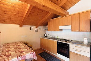 Kühlschrank, Ofen, Herdplatte, Wasserkocher