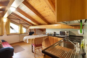 Réfrigérateur, four à micro-ondes, surface de cuisson