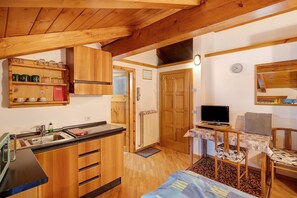 Réfrigérateur, four à micro-ondes, surface de cuisson