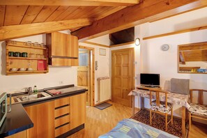 Kühlschrank, Mikrowelle, Herdplatte, Wasserkocher