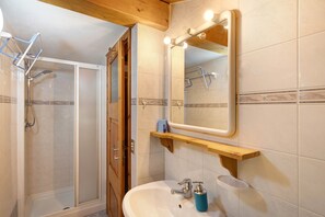 Douche, séchoir à cheveux, serviettes fournies