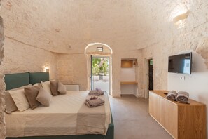 5 bedrooms, iron/ironing board, free WiFi, bed sheets