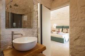 Badewanne, Haartrockner, Handtücher