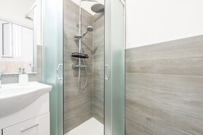 Douche, articles de toilette gratuits, sèche-cheveux