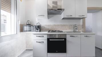 Kylskåp, mikrovågsugn, ugn och spishäll