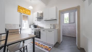 Kylskåp, mikrovågsugn, ugn och spishäll