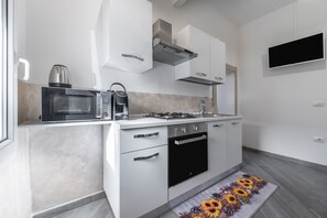 Jääkaappi, mikroaaltouuni, uuni, liesi