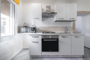 Fridge, microwave, oven, stovetop - Holiday Home "Casa Claudia" with Private Terrace & Wi-Fi (Assemini)