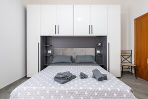 1 bedroom, free WiFi, bed sheets - Holiday Home "Casa Claudia" with Private Terrace & Wi-Fi (Assemini)