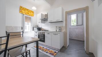 Frigorífic, microones, forn i placa de cuina