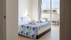 A hotel room with a bed, a balcony, and a view of the outside. - Holiday Home "Sefy Mare a Selinunte" with Sea View, Balcony & Wi-Fi (Marinella)