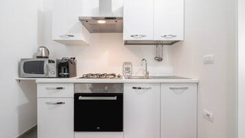 Kylskåp, mikrovågsugn, ugn och spishäll