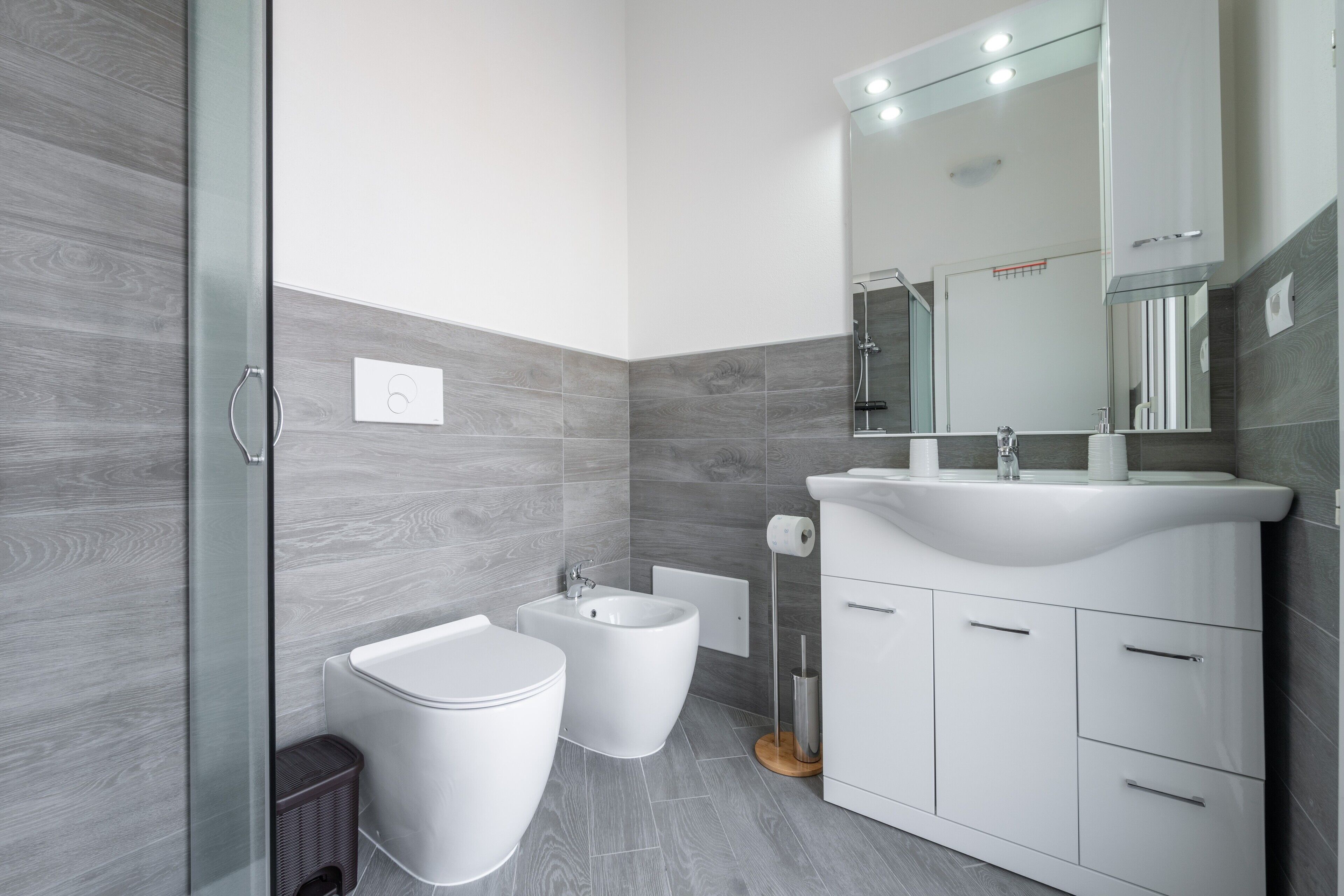 Dusche, kostenlose Toilettenartikel, Haartrockner, Handtücher