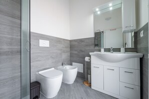 Shower, free toiletries, hair dryer, towels - Holiday Home "Casa Andrea" with Private Terrace & Wi-Fi (Assemini)