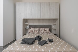 1 bedroom, free WiFi, bed sheets - Holiday Home "Casa Andrea" with Private Terrace & Wi-Fi (Assemini)