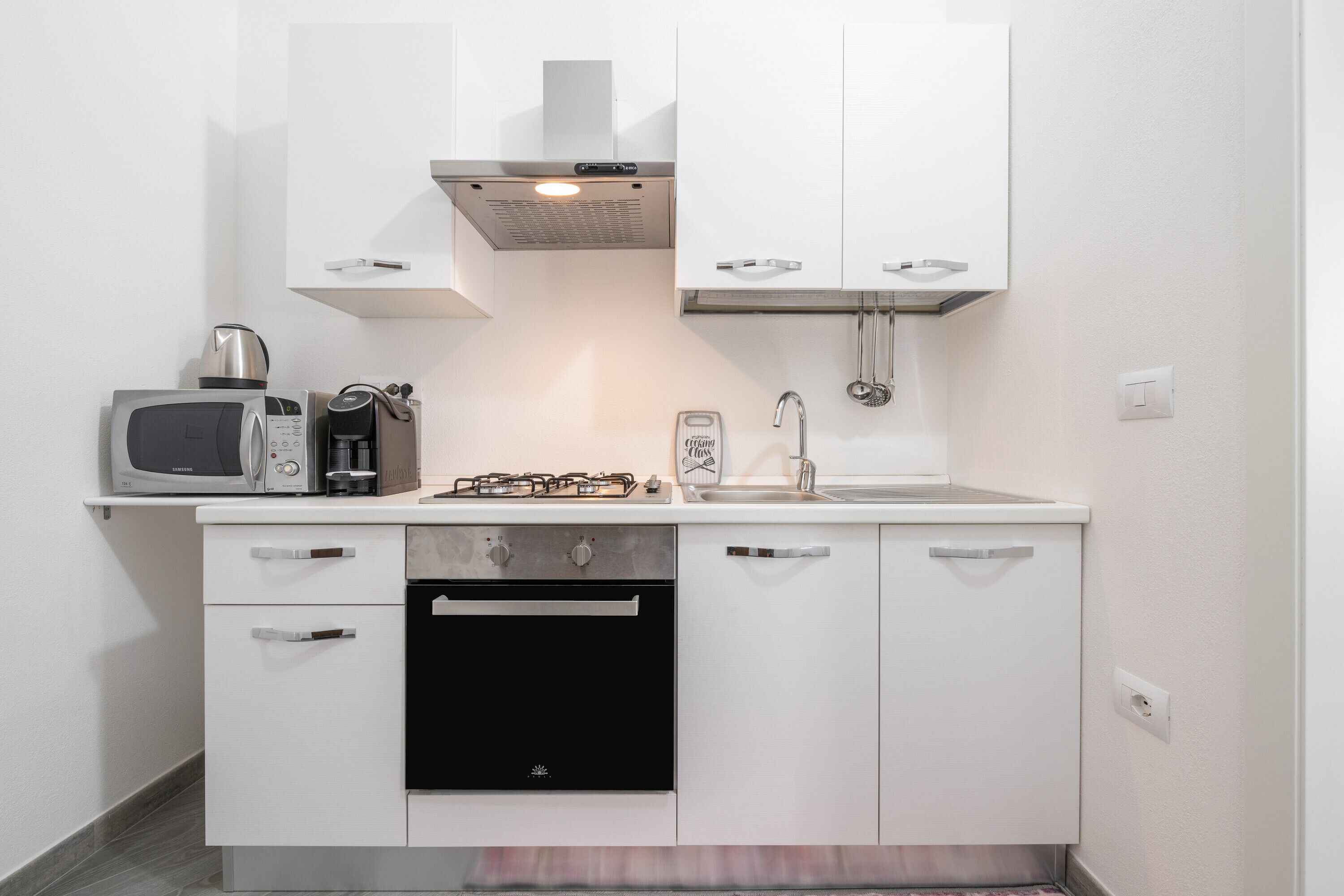 Frigorifero, microonde, forno, piano cottura