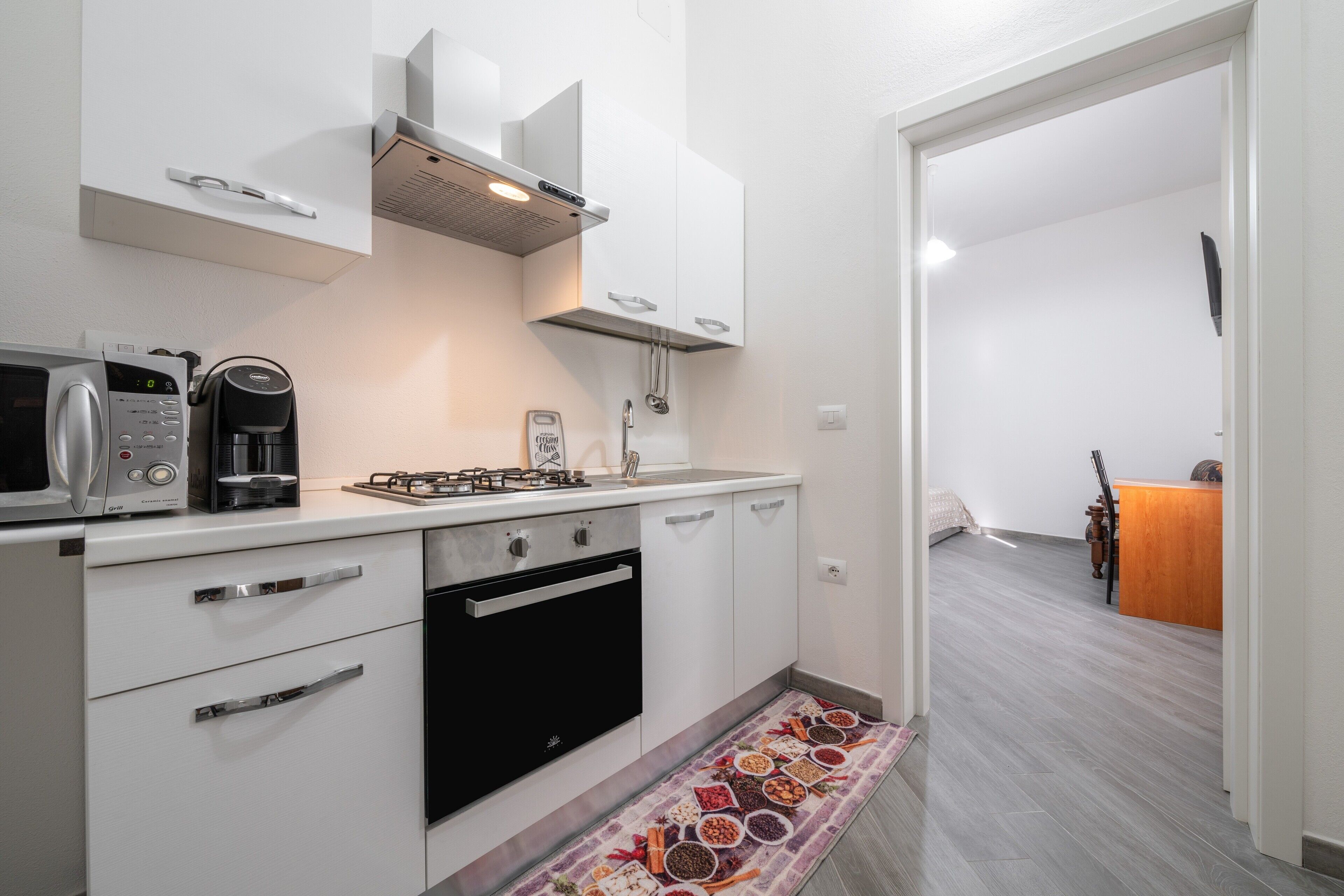 冷蔵庫、電子レンジ、オーブン、コンロ