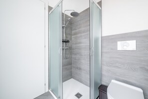 Shower, free toiletries, hair dryer, towels - Holiday Home "Casa Andrea" with Private Terrace & Wi-Fi (Assemini)