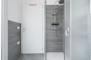 Shower, free toiletries, hair dryer, towels - Holiday Home "Casa Andrea" with Private Terrace & Wi-Fi (Assemini)